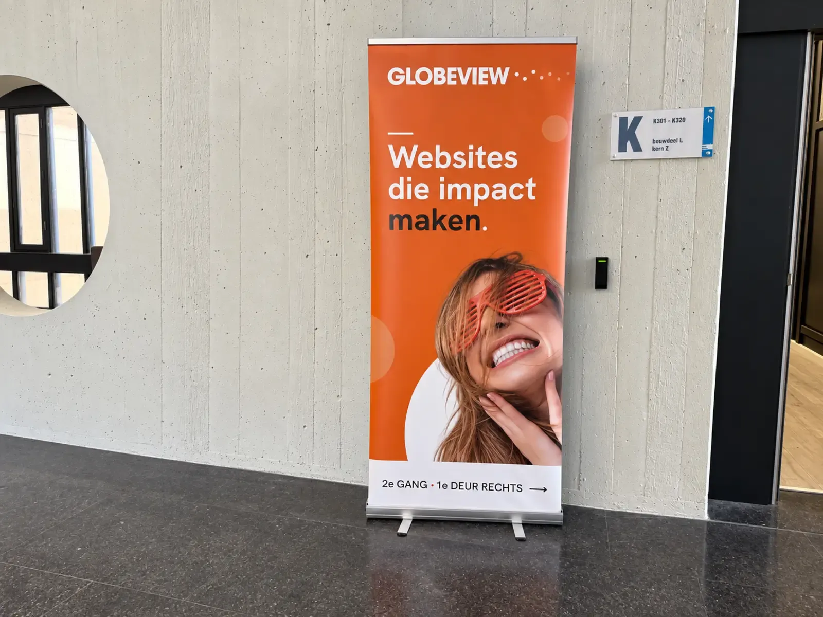 De Globeview-banner in de gang van Carbon6