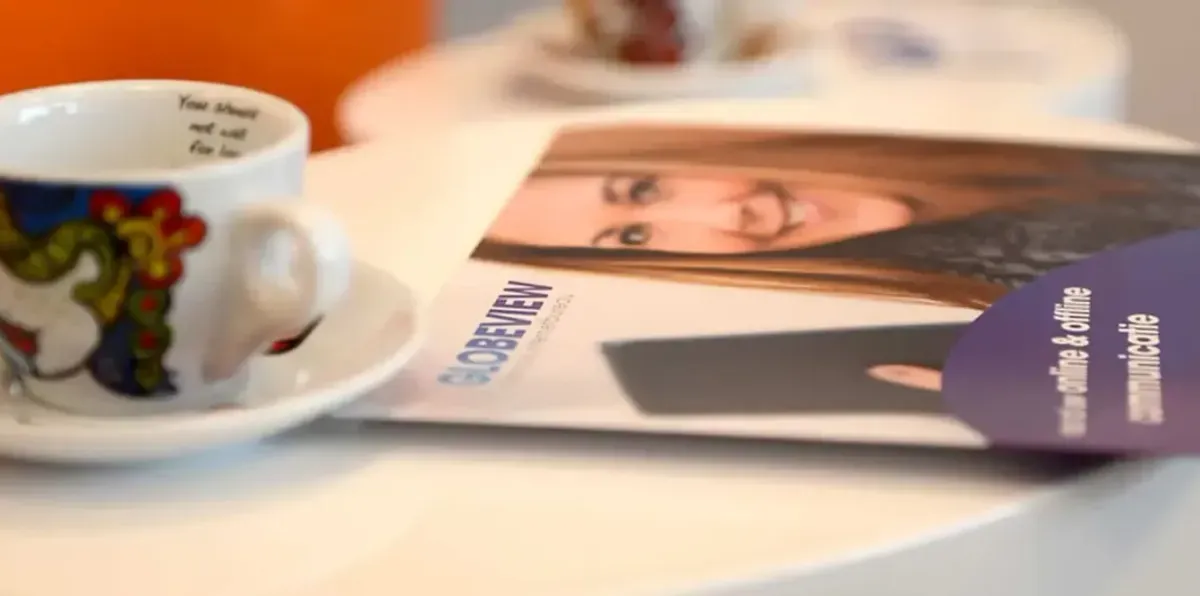 Globeview kantoor Carbon6 Heerlen, koffie en brochure op tafel