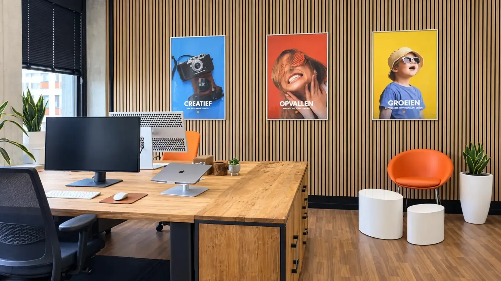 Het kantoor van Globeview in Carbon6, Heerlen, met de posters Creatief, Opvallen en Groeien