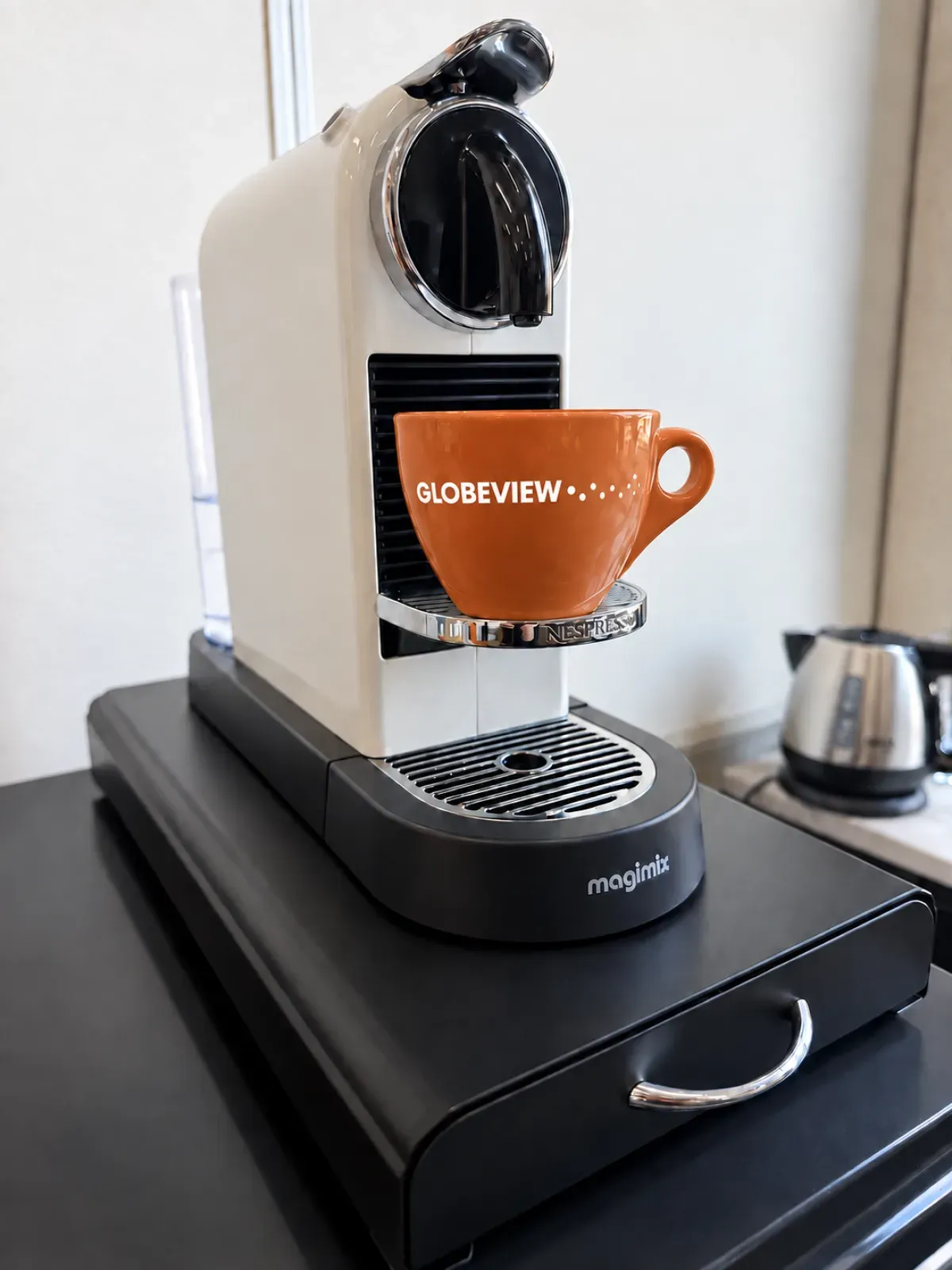 Koffie in een Globeview-kop op ons kantoor in Heerlen